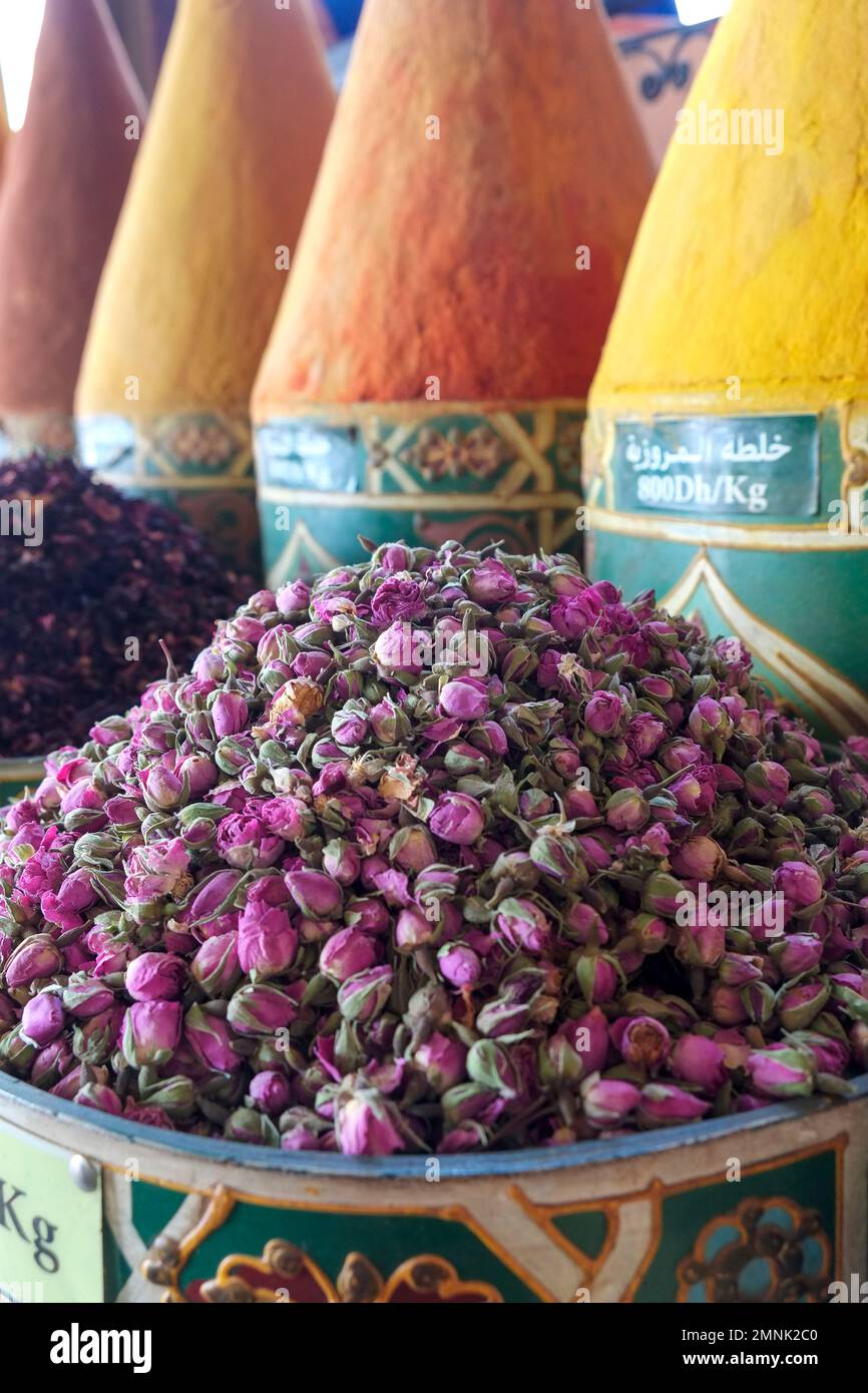Marrakech, Maroc, roses séchées à vendre dans la médina. Banque D'Images