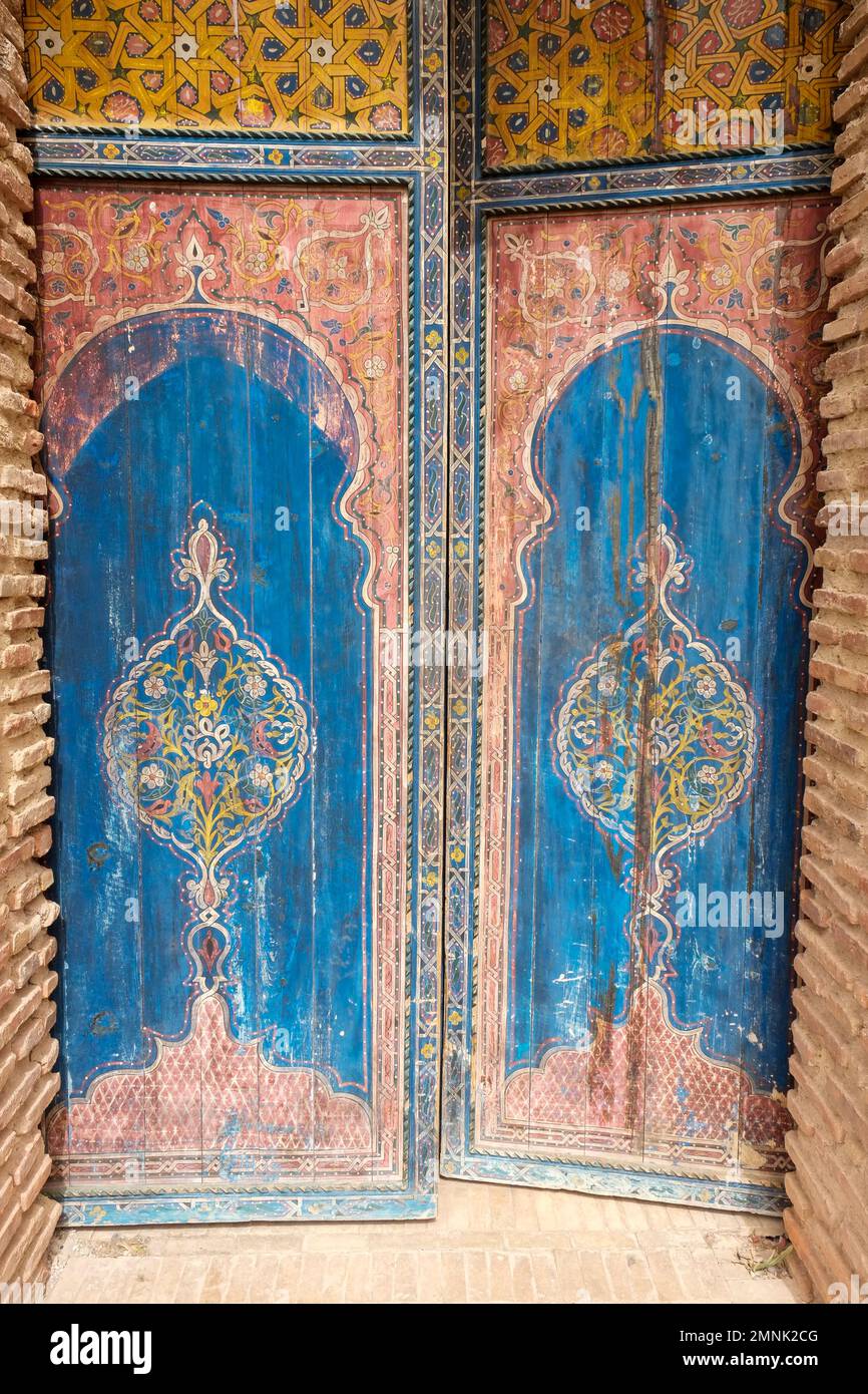 Marrakech, Maroc les tombeaux saadiens qui est la célèbre nécropole royale du 16th siècle. Ancienne porte peinte Banque D'Images
