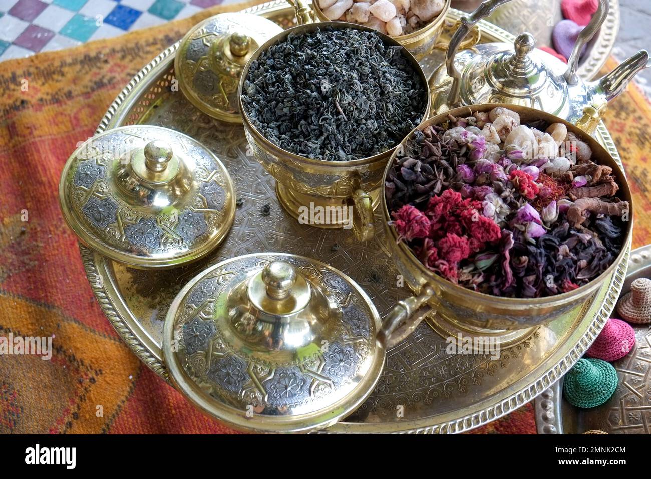 Marrakech, Maroc ensemble de thé aux herbes, fleurs et épices Banque D'Images