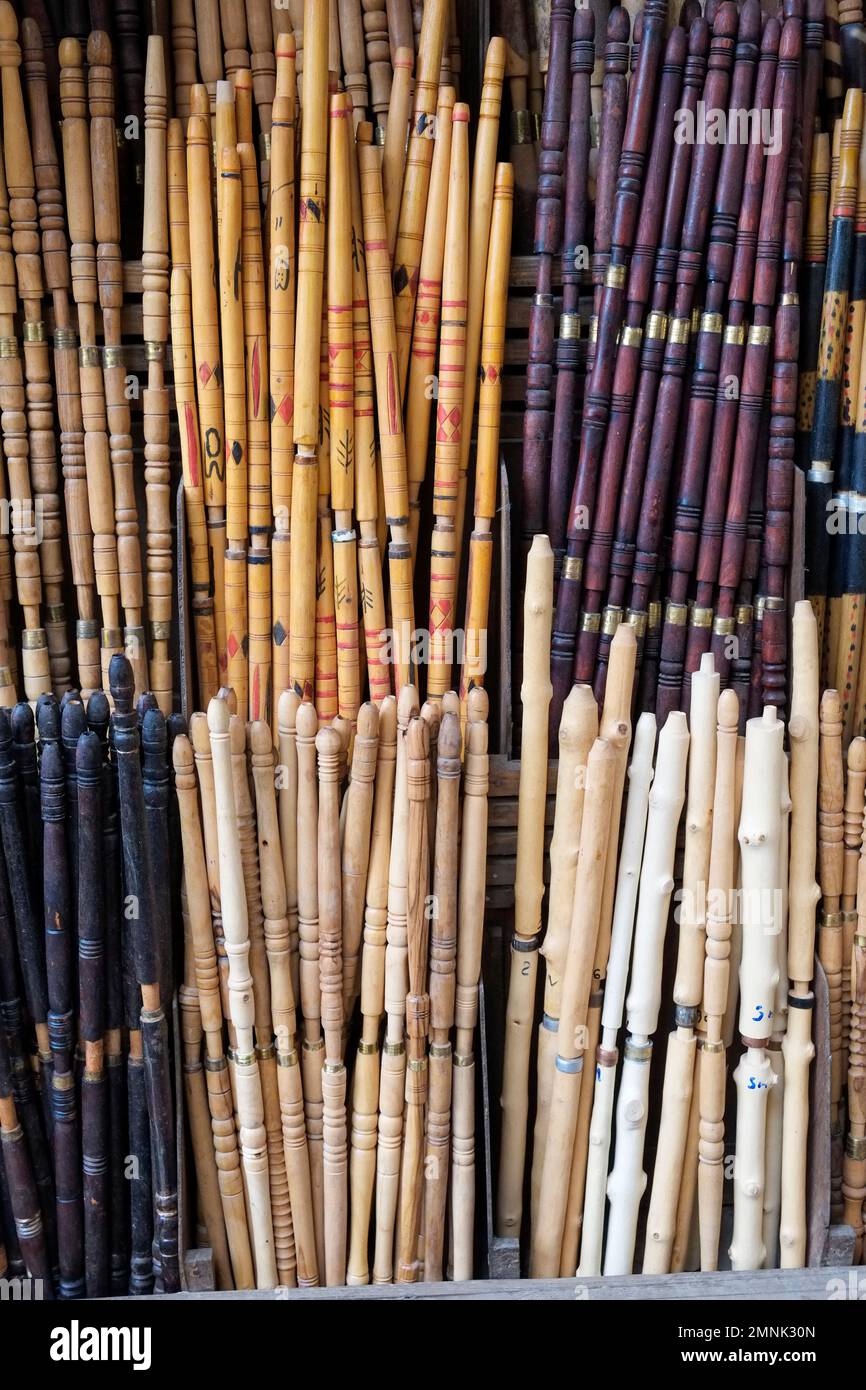 FES, Maroc instruments de musique traditionnels à vendre dans une boutique de musique de la médina. Banque D'Images