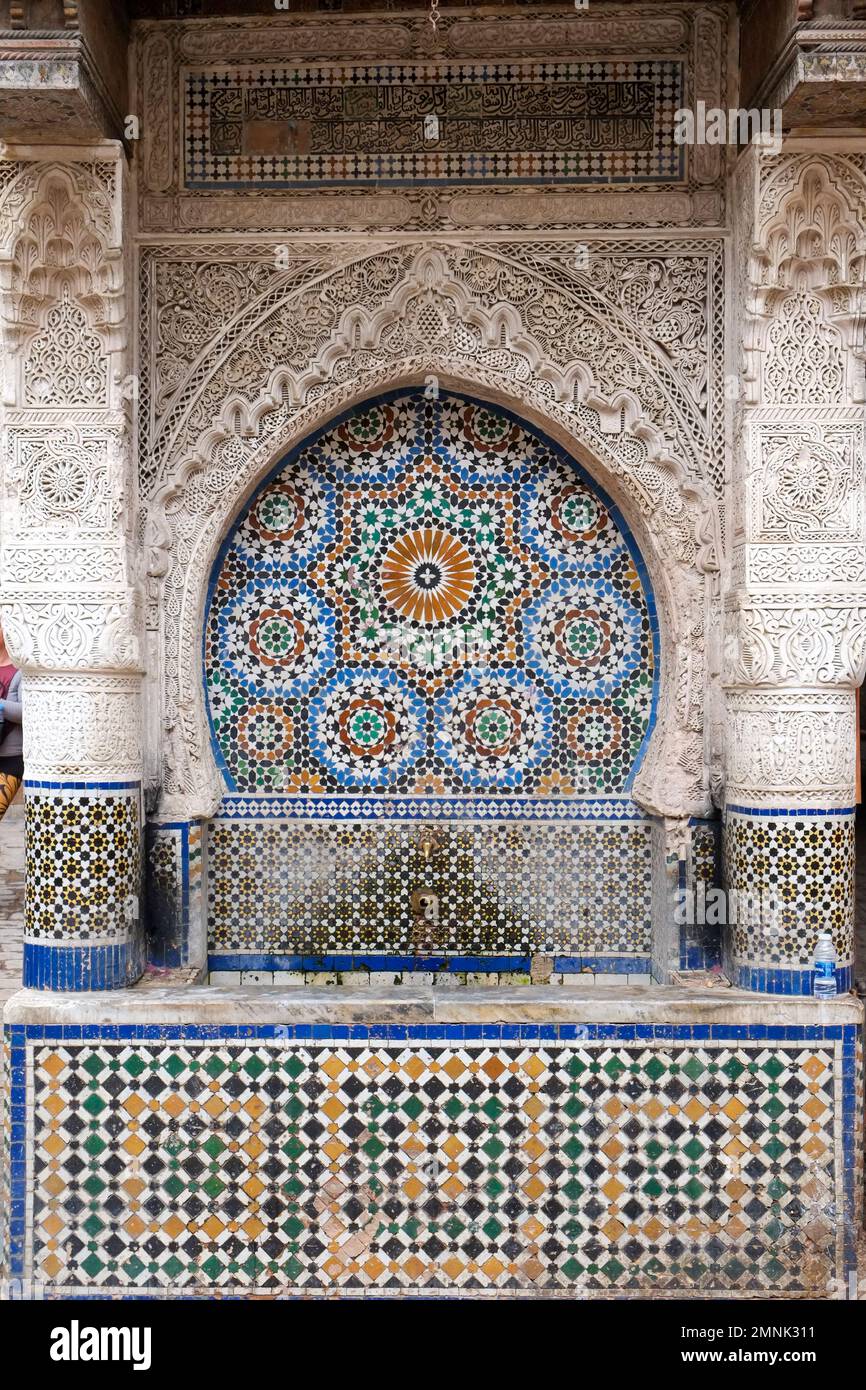 FES, Maroc une des 300 fontaines en tuiles de la médina. La plupart sont situés à côté d'une mosquée. Banque D'Images