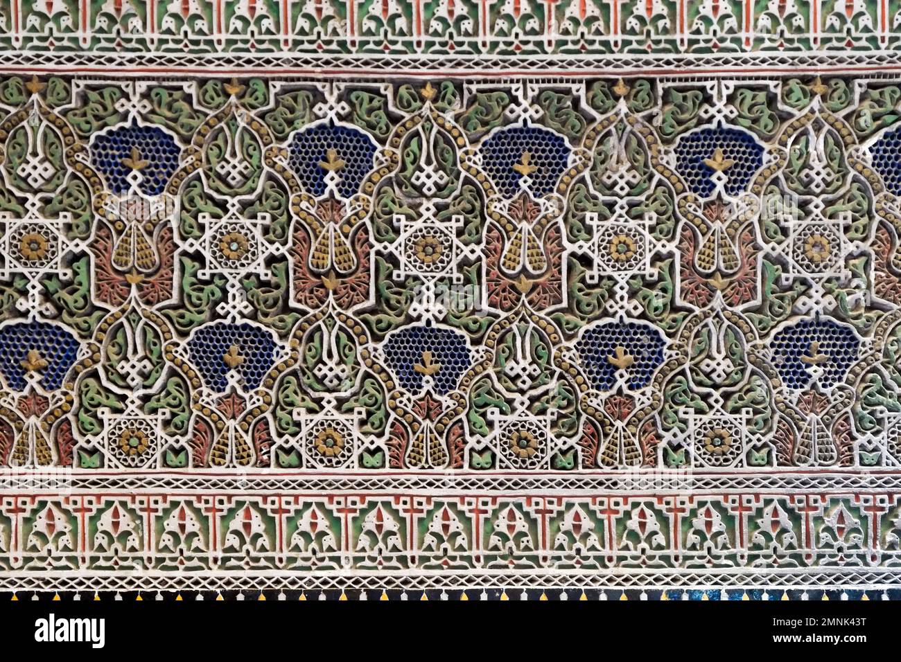 FES, Maroc magnifique détail en plâtre sculpté à la main, design mauresque. Banque D'Images