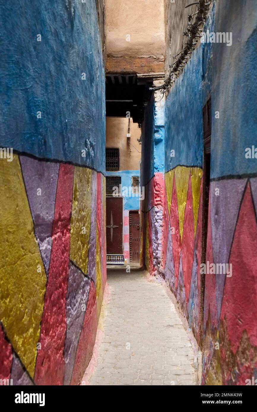 FES, Maroc une des nombreuses ruelles colorées dans le labrynx de la médina. Banque D'Images