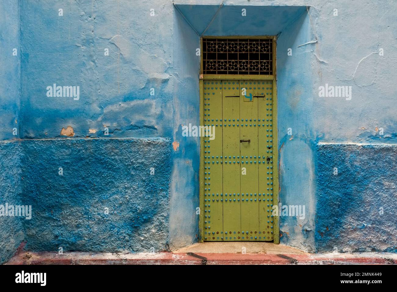 Afrique, Maroc, murs bleus colorés et vieille porte dans la vallée de la médina Banque D'Images