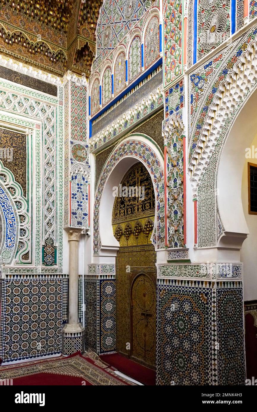 FES, Maroc entrée intérieure à une mosquée locale. Banque D'Images