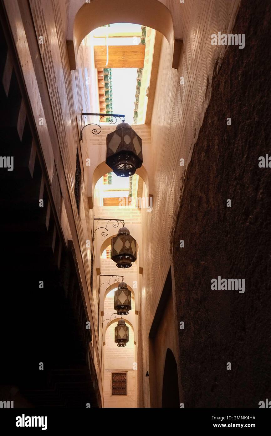 FES, Maroc des lampadaires métalliques bordent les murs supérieurs de l'une des ruelles de la médina Banque D'Images