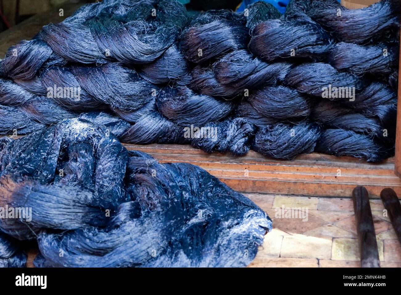 FES, Maroc Skeins de soie agave fraîchement teints en indigo Banque D'Images