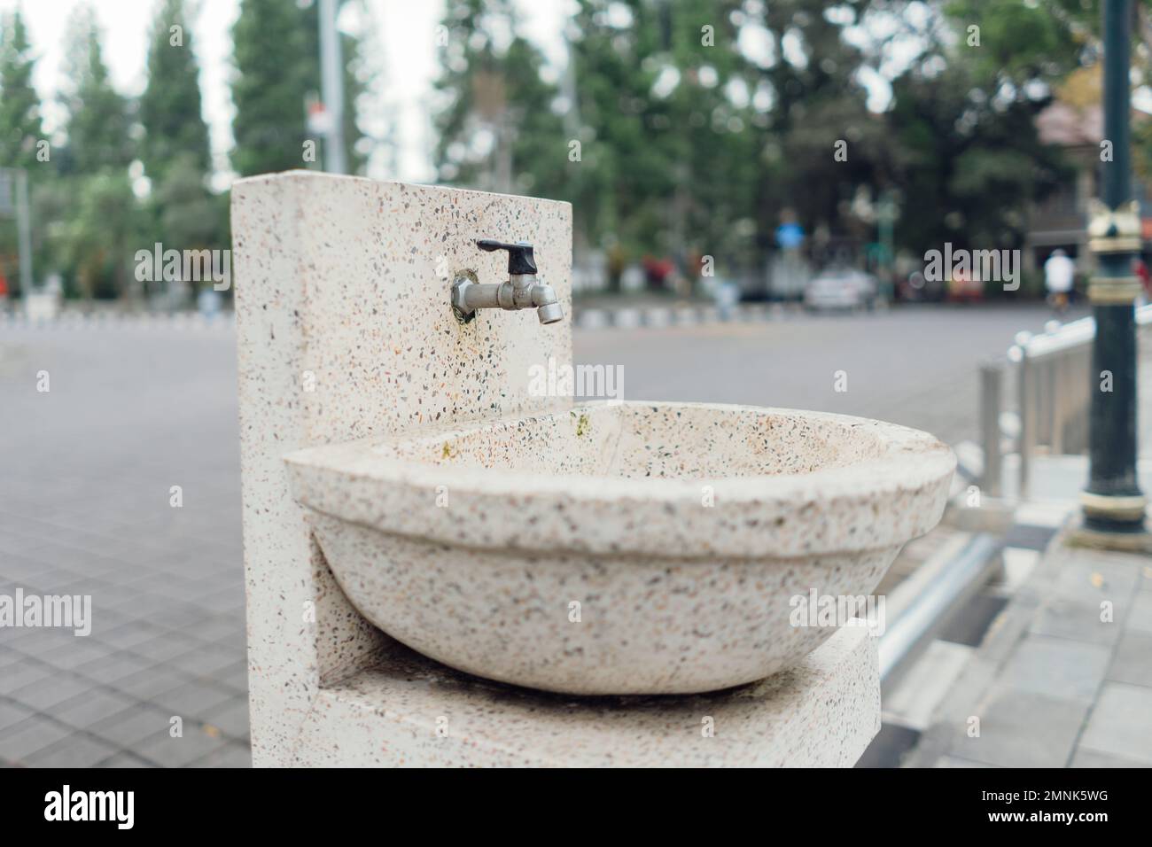 Wastafel pour dans un espace public Alun-alun Pancasila, Salatiga, Indonésie pour se laver les mains Banque D'Images