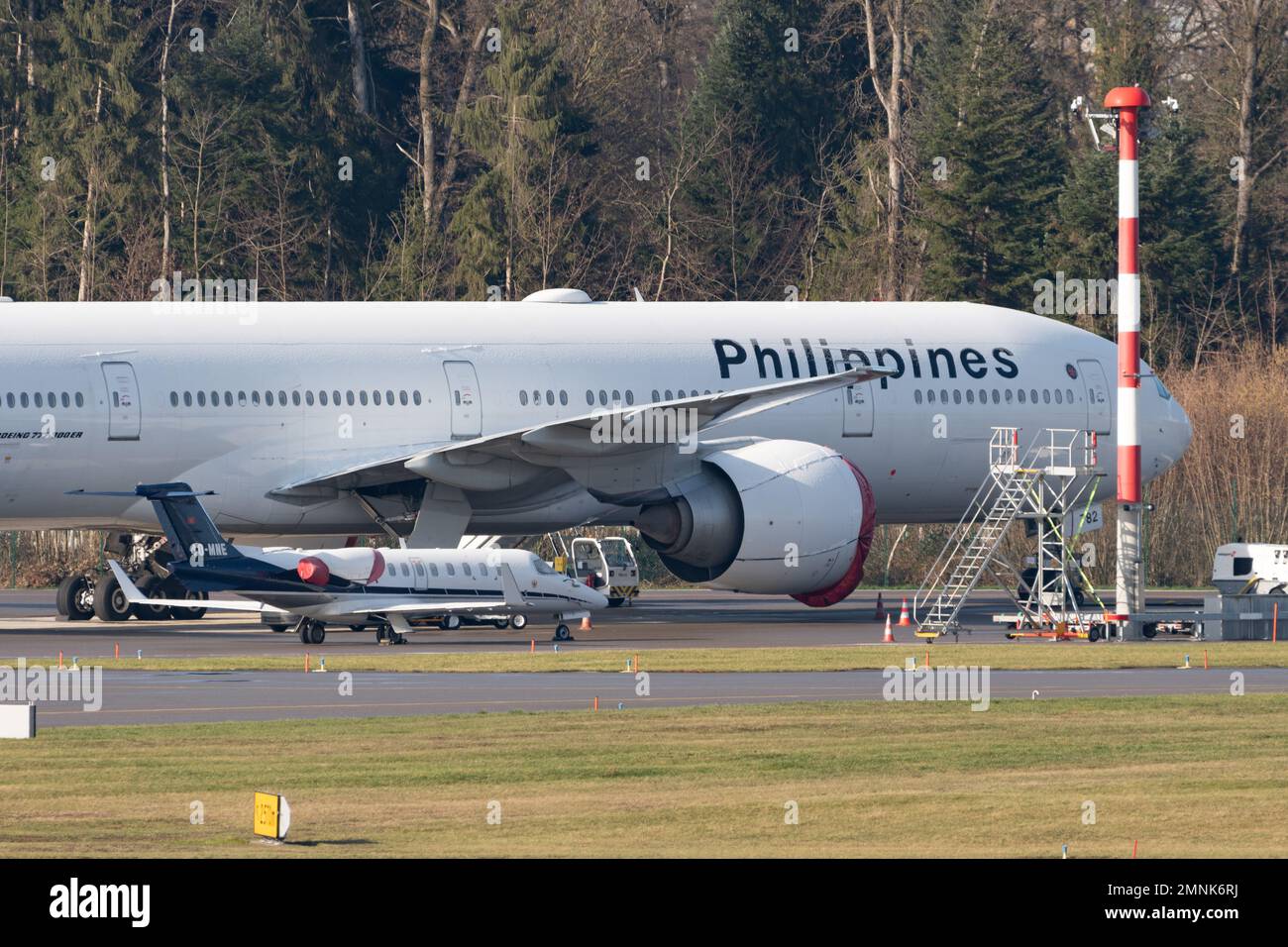 Zurich, Suisse, 19 janvier 2023 Philippines l'avion gouvernemental Boeing 777-3F6-ER et un Learjet 45 se stationnant sur le tablier pendant l'éco monde Banque D'Images