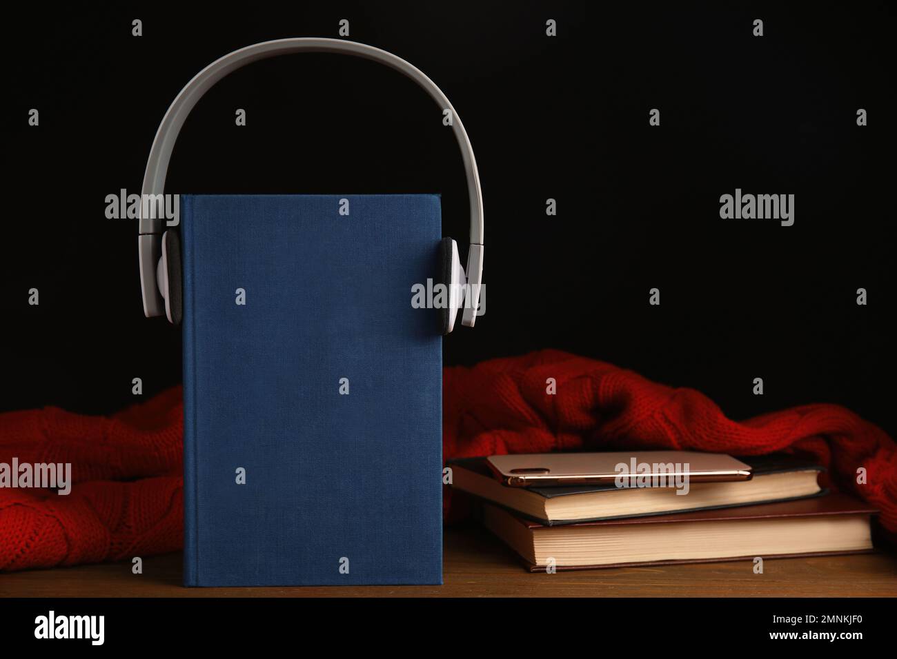 Livres, écouteurs et téléphone portable sur une table en bois. Espace pour le texte Banque D'Images