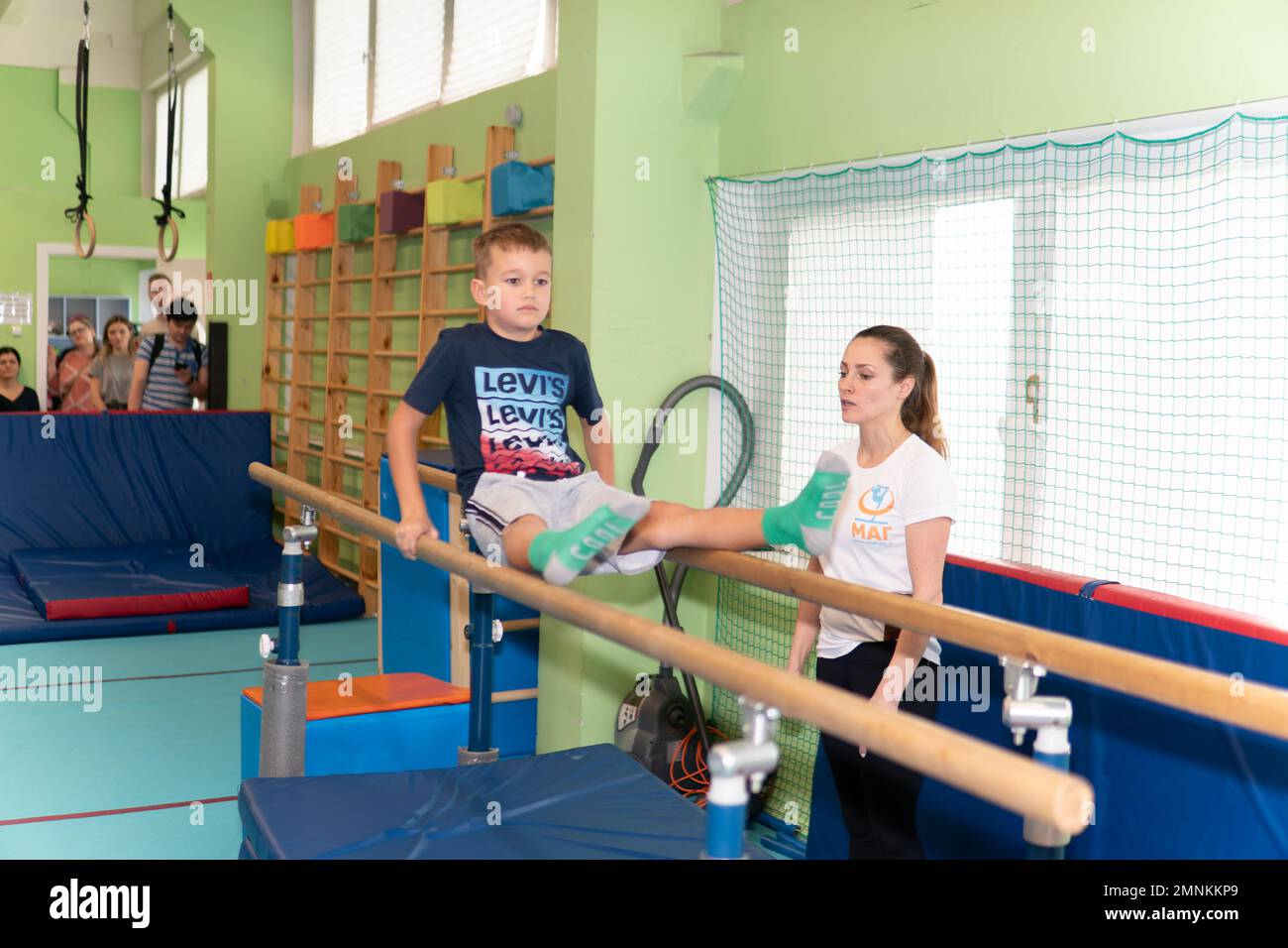MOSCOU, RUSSIE-DEC 18, 2022: Enfant gymnaste force garçon compétition active enfant gym gymnastique athlète fitness corps Banque D'Images