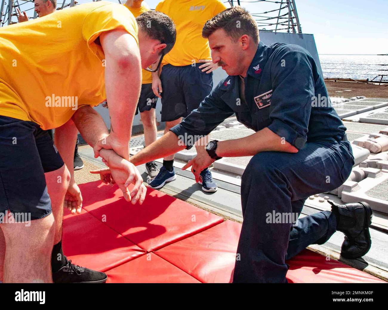 221003-N-OK195-1022 MER IONIENNE (3 octobre 2022) le Quartermaster 1st classe Charles Smith, affecté au destroyer à missiles guidés de la classe Arleigh-burke USS Truxtun (DDG 103), à droite, fournit une formation de réaction de la force de sécurité aux marins à bord du navire, le 3 octobre 2022. Le George H.W. Bush Carrier Strike Group est en cours de déploiement aux États-Unis Marine Forces Europe zone d'opérations, employée par les États-Unis Sixième flotte pour défendre les intérêts des États-Unis, des alliés et des partenaires. Banque D'Images