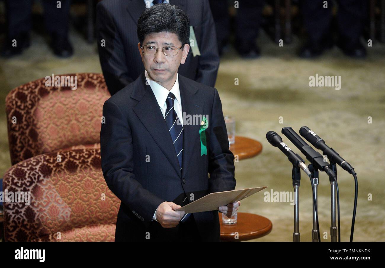 Nobuhisa Sagawa, a former National Tax Agency head, reads an oath prior to testifying before an upper house panel at the parliament in Tokyo Tuesday, March 27, 2018. Sagawa testified over a questionable school land deal linked to Prime Minister Shinzo Abe's wife Akie Abe, in a widening scandal that has sent his support ratings plunging. (AP Photo/Eugene Hoshiko) Banque D'Images