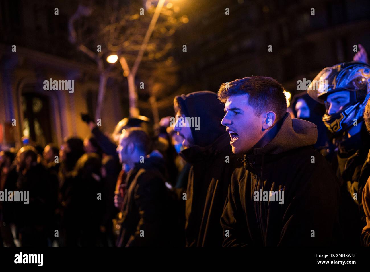 Pro-independence supporters gather near the Spanish government office in Barcelona, Spain, Sunday, March 25, 2018. Grassroots groups both for and against Catalan secession called for protests Sunday in Barcelona after Carles Puigdemont, the fugitive ex-leader of Catalonia and ardent separatist, was arrested Sunday by German police on an international warrant. (AP Photo/Felipe Dana) Banque D'Images