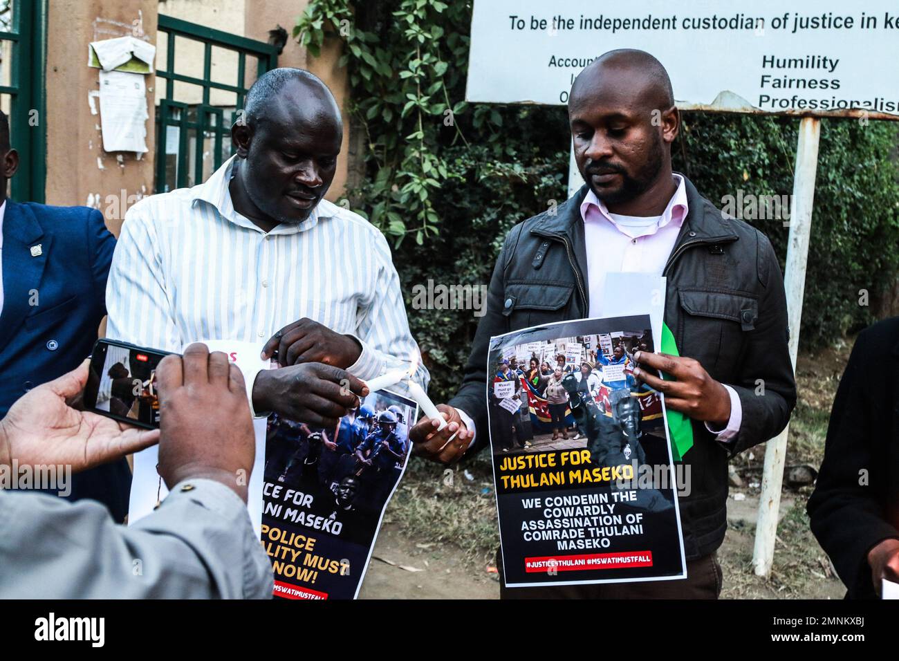 Nakuru, Kenya. 30th janvier 2023. Les militants éclairent les bougies tout en tenant des affiches lorsqu'ils ont rendu leurs hommages à l'assassinée eSwatini, anciennement Swaziland, avocat des droits de l'homme, Thulani Maseko, dans la ville de Nakuru. Thulani Maseko, mis au repos dimanche, 29 janvier 2023, a été brutalement tué devant sa femme et deux jeunes enfants par des assaillants inconnus chez lui à Luhelko, à 50 kilomètres de la capitale Mbabane. Il était connu pour son agitation en faveur de la fin de la monarchie absolue, dans eSwatini, anciennement Swaziland. Crédit : SOPA Images Limited/Alamy Live News Banque D'Images