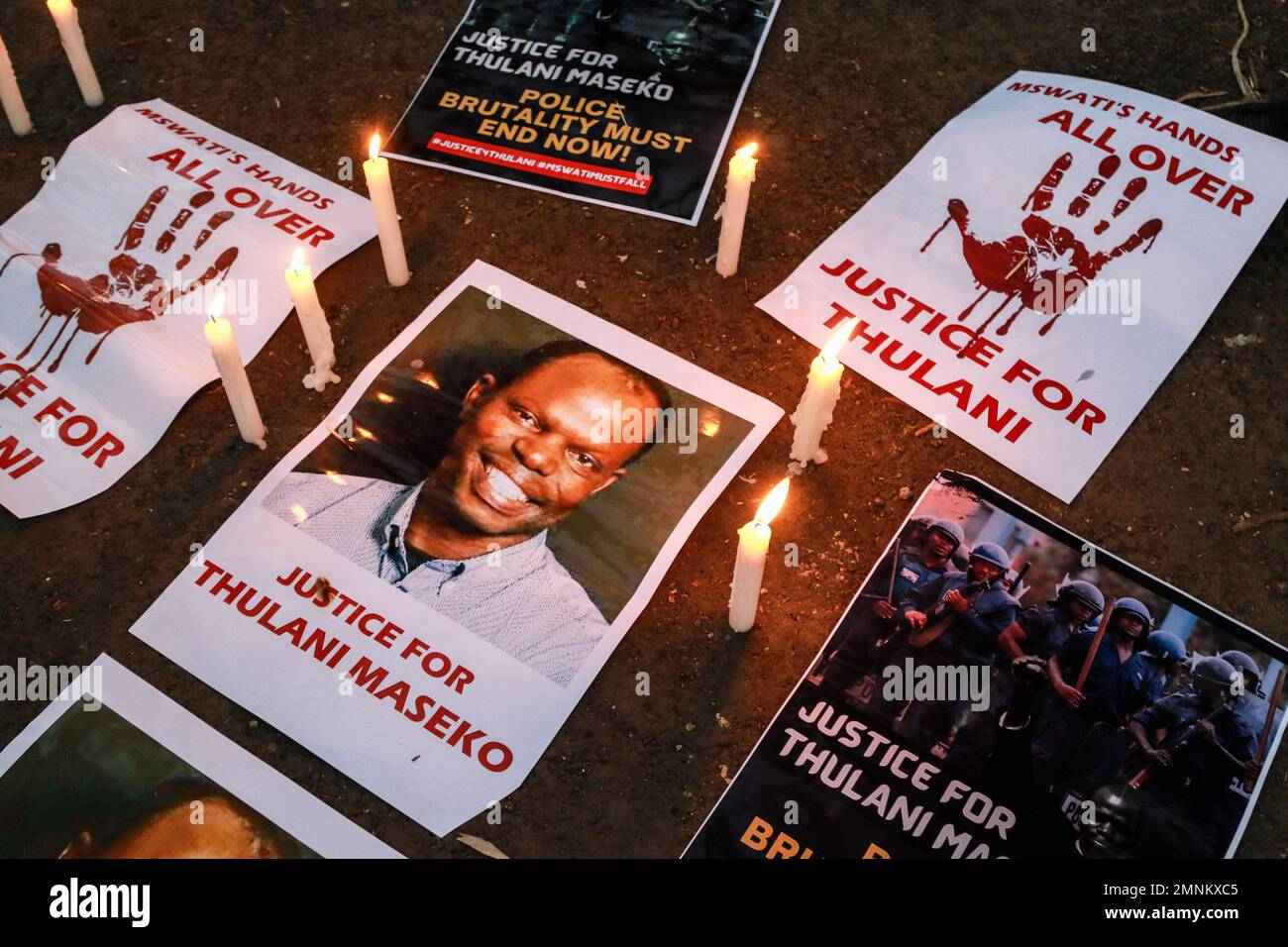 Nakuru, Kenya. 30th janvier 2023. Des bougies brûlent à côté d'affiches avec des informations dénonçant l'assassinat d'eSwatini, anciennement Swaziland, avocat des droits de l'homme, Thulani Maseko, lorsque des activistes ont rendu leurs hommages à Nakuru Town. Thulani Maseko, mis au repos dimanche, 29 janvier 2023, a été brutalement tué devant sa femme et deux jeunes enfants par des assaillants inconnus chez lui à Luhelko, à 50 kilomètres de la capitale Mbabane. Il était connu pour son agitation en faveur de la fin de la monarchie absolue, dans eSwatini, anciennement Swaziland. Crédit : SOPA Images Limited/Alamy Live News Banque D'Images