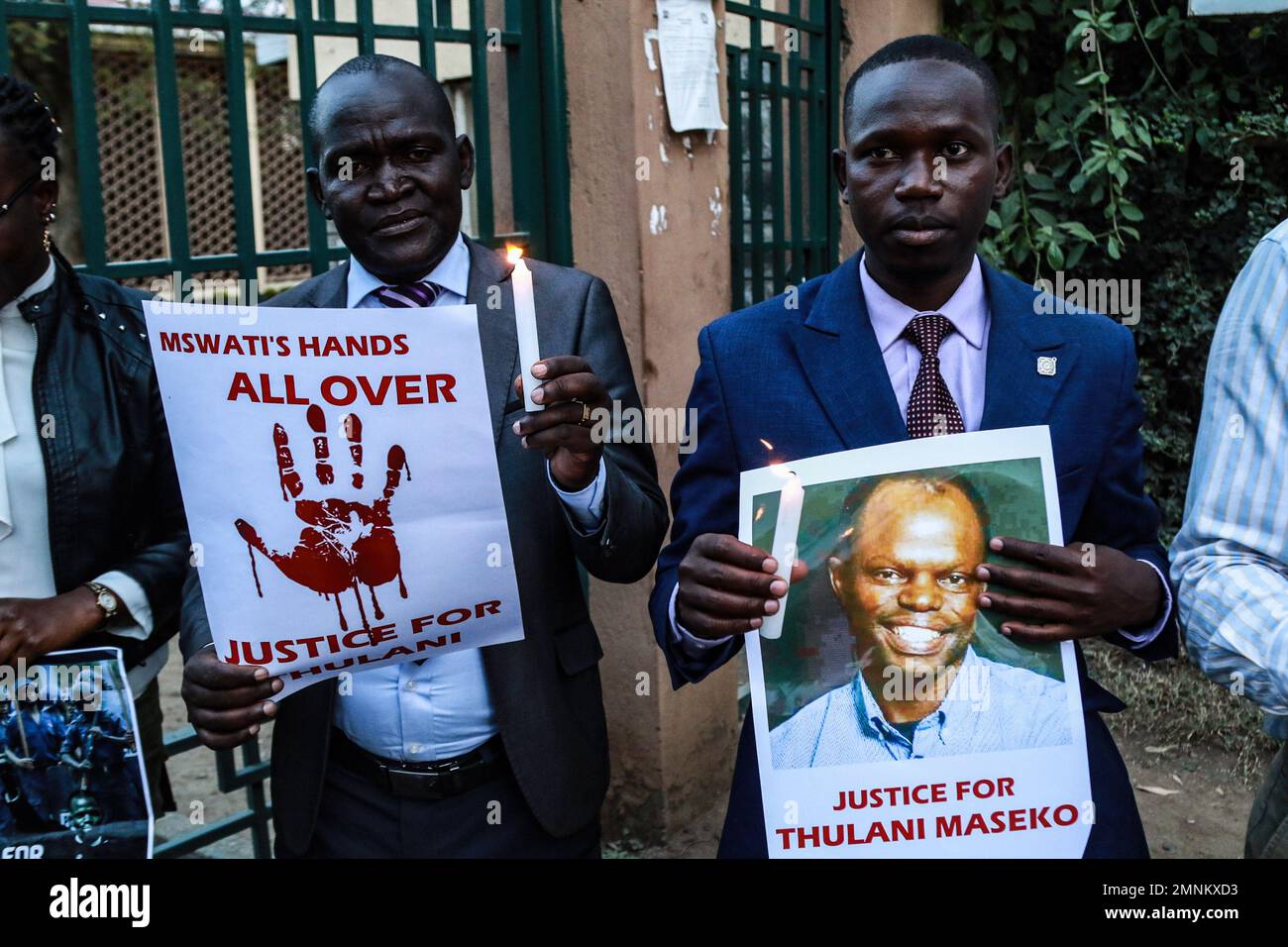 Nakuru, Kenya. 30th janvier 2023. Les activistes tiennent des bougies et des affiches lorsqu'ils ont rendu leurs hommages à l'assassinée eSwatini, anciennement Swaziland, avocat des droits de l'homme, Thulani Maseko, dans la ville de Nakuru. Thulani Maseko, mis au repos dimanche, 29 janvier 2023, a été brutalement tué devant sa femme et deux jeunes enfants par des assaillants inconnus chez lui à Luhelko, à 50 kilomètres de la capitale Mbabane. Il était connu pour son agitation en faveur de la fin de la monarchie absolue, dans eSwatini, anciennement Swaziland. Crédit : SOPA Images Limited/Alamy Live News Banque D'Images