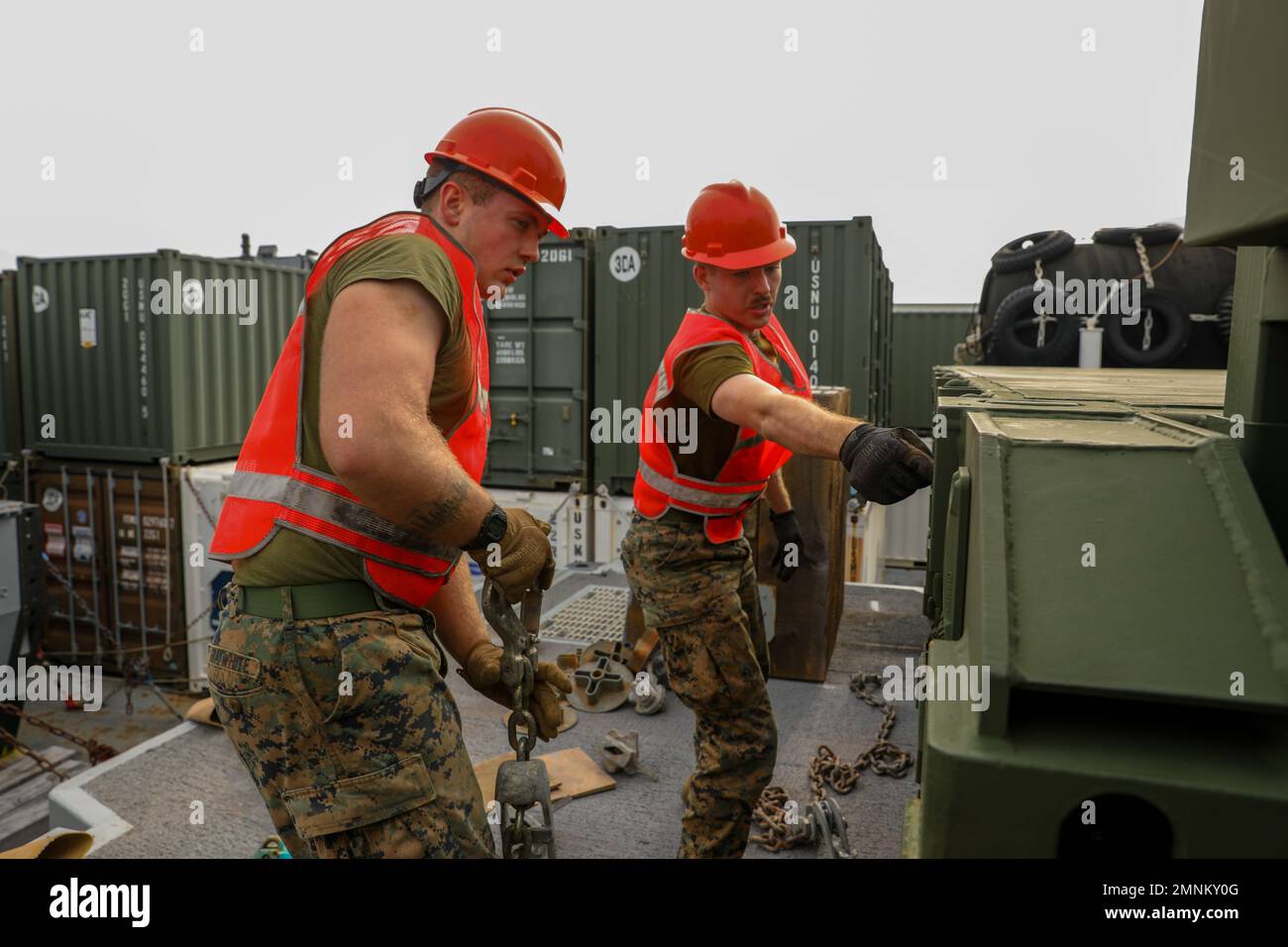 Caporal du corps des Marines des États-Unis Brandon Barnett, à droite, et Hunter GrayWhite, à gauche, tous deux mécaniciens de transport motorisé au combat Logistics Regiment 37, 3rd Marine Logistics Group, sécurisent les Flatracks du système de chargement palettisé pendant l'exercice Resolute Dragon 22 au port de Kushiro, le 3 octobre 2022. Resolute Dragon 22 est un exercice annuel conçu pour renforcer les capacités défensives de l'alliance américano-japonaise en exerçant un commandement et un contrôle intégrés, en ciblant, en combinant les armes et en manœuvrant dans plusieurs domaines. 3rd MLG, basée à Okinawa, au Japon, est une unité de combat déployée vers l'avant qui sert de III Banque D'Images