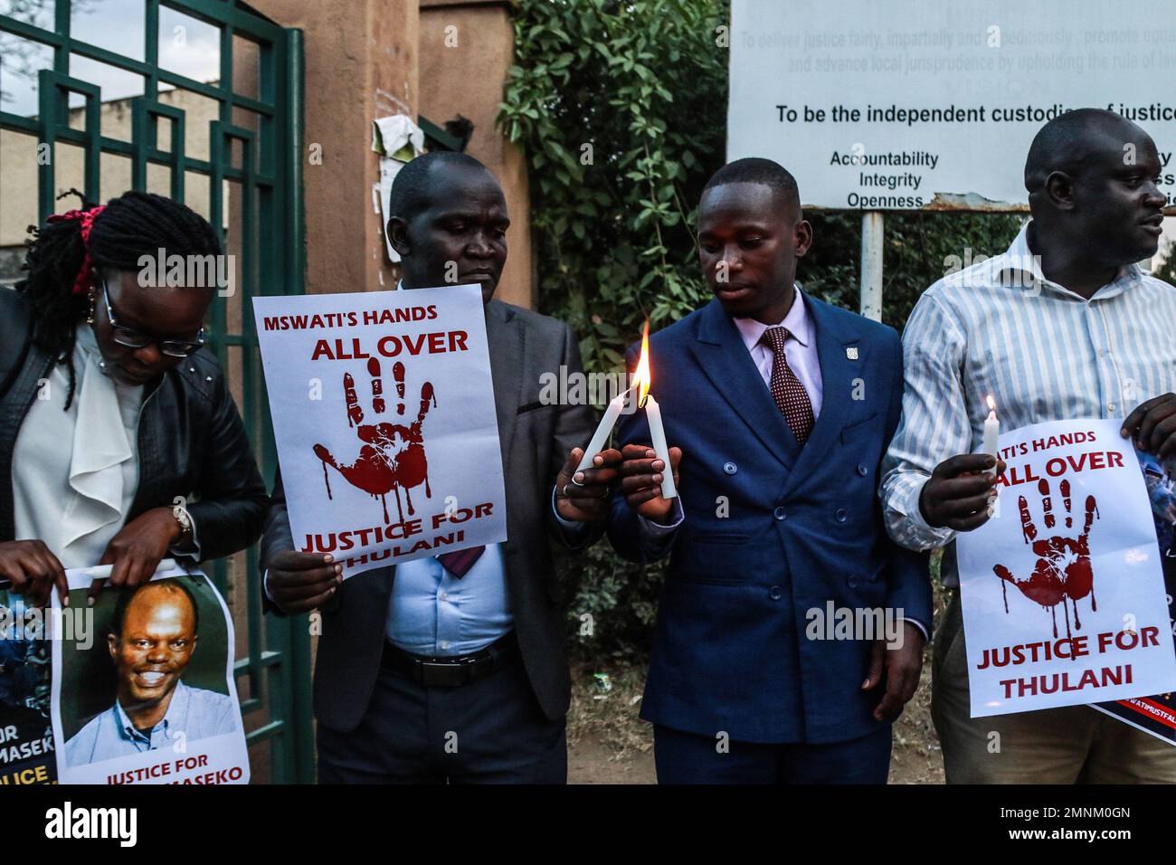 Les militants éclairent les bougies tout en tenant des affiches lorsqu'ils ont rendu leurs hommages à l'assassinée eSwatini, anciennement Swaziland, avocat des droits de l'homme, Thulani Maseko, dans la ville de Nakuru. Thulani Maseko, mis au repos dimanche, 29 janvier 2023, a été brutalement tué devant sa femme et deux jeunes enfants par des assaillants inconnus chez lui à Luhelko, à 50 kilomètres de la capitale Mbabane. Il était connu pour son agitation en faveur de la fin de la monarchie absolue, dans eSwatini, anciennement Swaziland. (Photo de James Wakibia/SOPA Images/Sipa USA) Banque D'Images