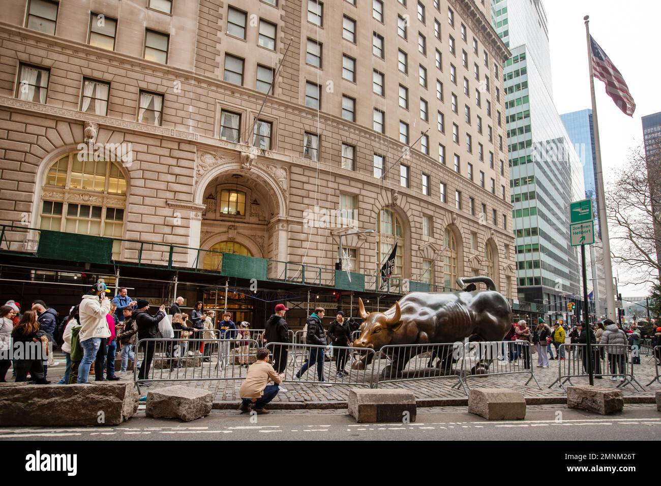 Photo de Tim Cuff. 9 décembre 2022 - 10 janvier 2023. La statue de Charging Bull sur Broadway, New York, Etats-Unis Banque D'Images