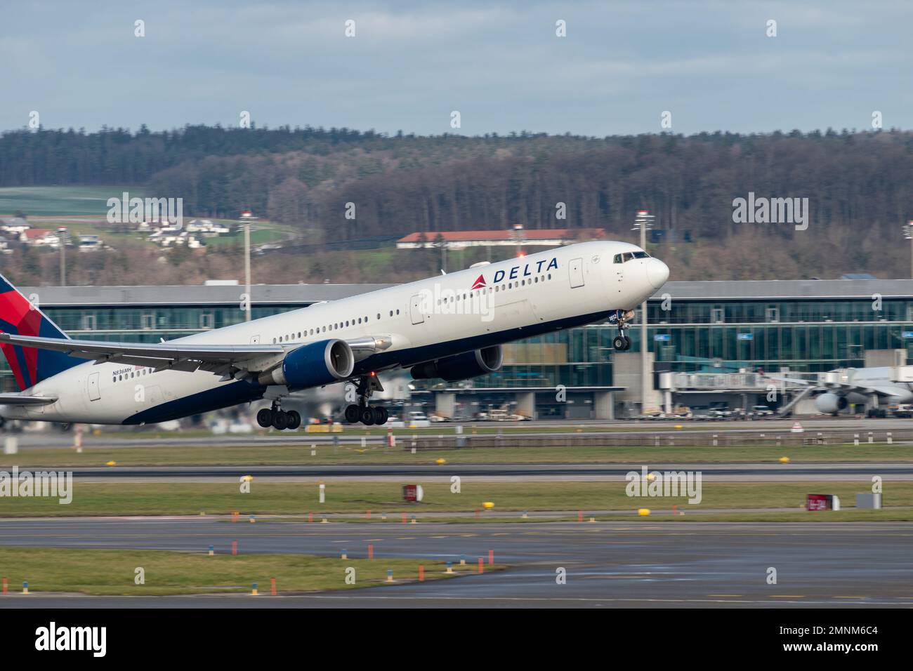 Zurich, Suisse, 19 janvier 2023 Delta Airlines Boeing 767-432ER part de la piste 16 Banque D'Images