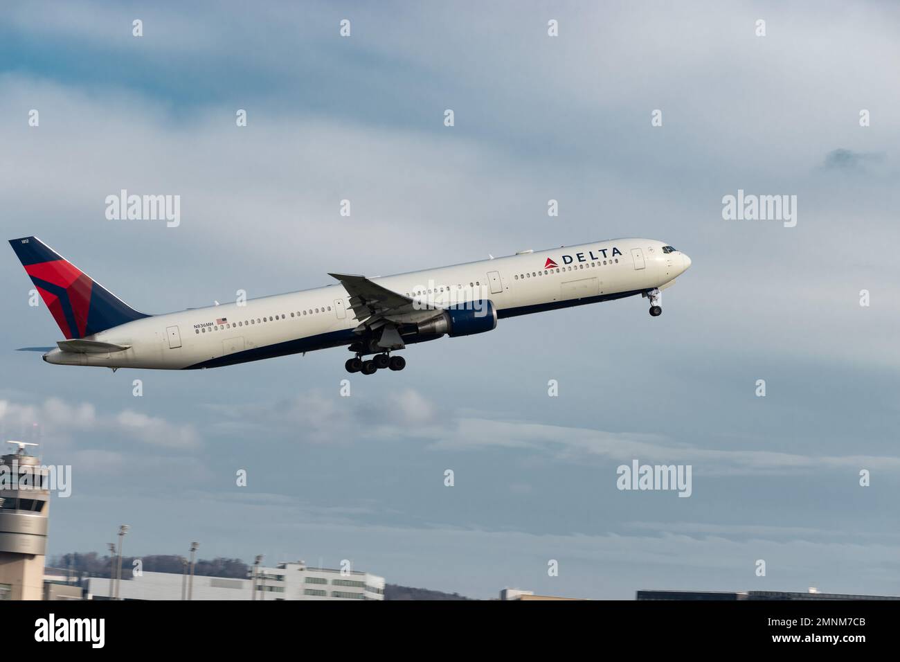 Zurich, Suisse, 19 janvier 2023 Delta Airlines Boeing 767-432ER part de la piste 16 Banque D'Images