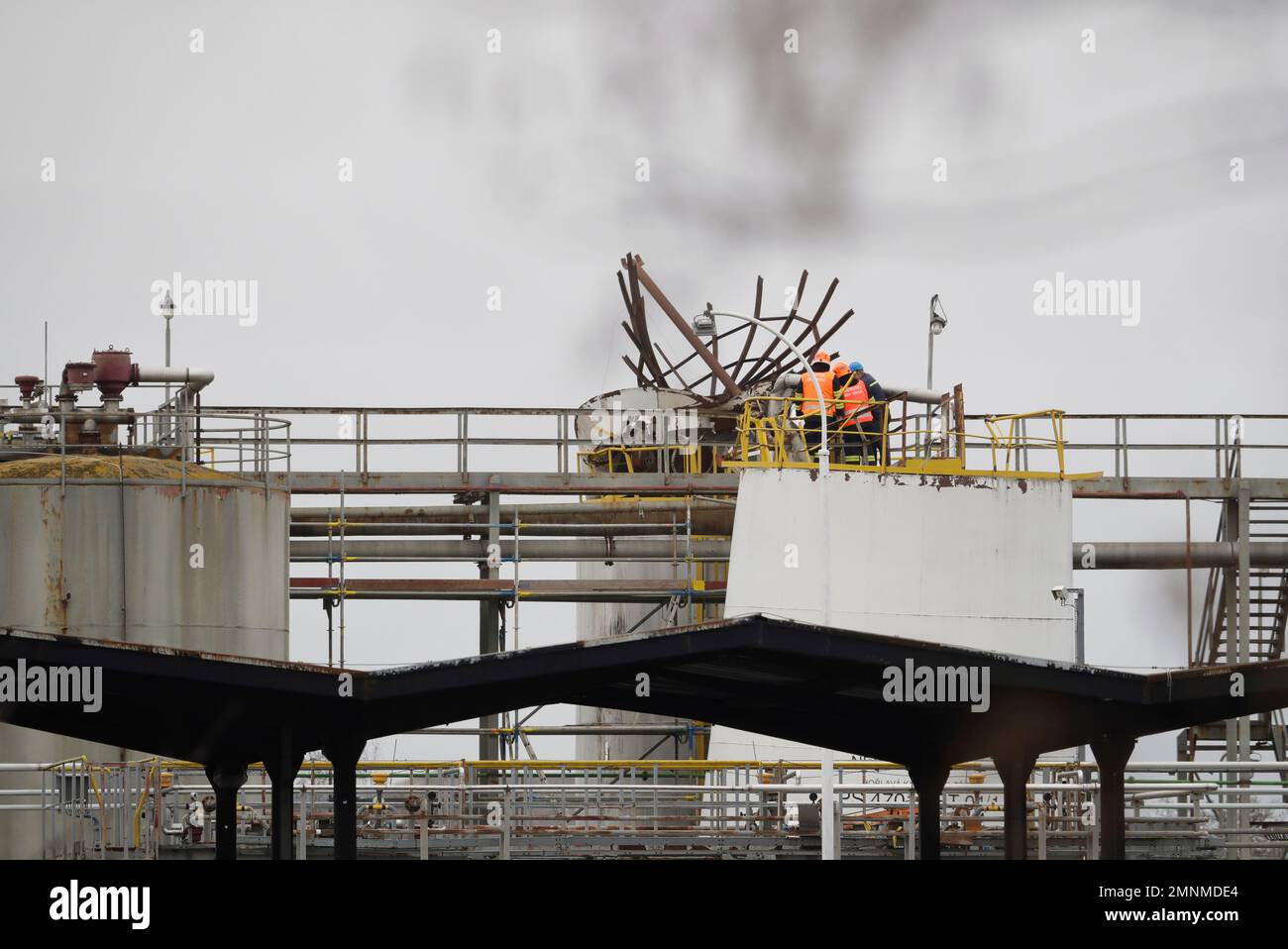 REMOVES THE NAME OF THE CHEMICAL FACTORY People stand the site of an explosion in a chemical plant in Kralupy nad Vltavou, Czech Republic, Thursday, March 22, 2018. Vladimira Kerekova, spokeswoman for the regional firefighters, says an explosion in a chemical factory, north of Prague, the Czech Republic has killed six people and injured an unspecified number. (AP Photo/Petr David Josek) Banque D'Images