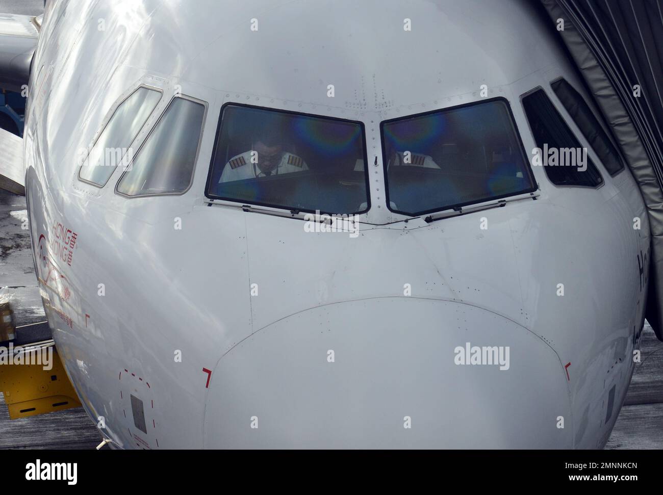 Pilotes de Royal Brunei Airlines à l'intérieur du poste de pilotage. Banque D'Images