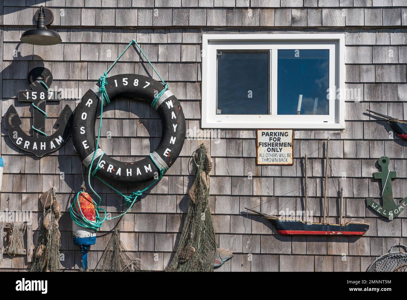 Un chalet rustique avec du matériel de pêche près de Sandy point, Nouvelle-Écosse, Canada. Banque D'Images