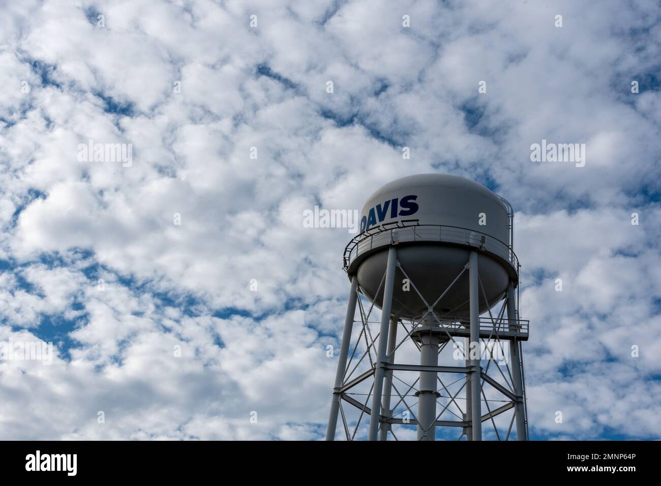 Davis, Californie, États-Unis, 25 novembre 2022. Le château d’eau de l’UC Davis est un symbole emblématique de l’UC Davis et de la ville de Davis contre un ciel nuageux et abondant Banque D'Images