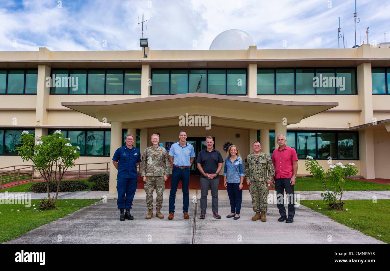 ASAN, Guam (oct 4, 2022) - région mixte Marianas (JRM) Commandant SMA arrière. Benjamin Nicholas a souhaité la bienvenue à la députée Debbie Wasserman Schultz, à sa délégation au Congrès et à de hauts responsables militaires au siège du JRM pour une visite et une réunion prévues, le 4 octobre. Nicholson, Wasserman Schultz et les dirigeants ont discuté de la sécurité nationale, des questions de développement du MILCON dans le théâtre INDOPACOM. Banque D'Images