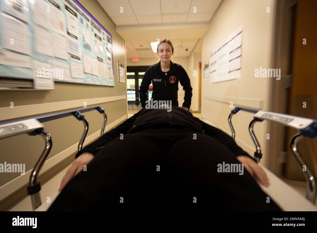 Kathleen Baker, de Cleveland, infirmière autorisée au service d'urgence du Centre national de médecine militaire Walter Reed (WRNMMC), pratique le déplacement de patients par civière au WRNMMC à Bethesda, Maryland, le 4 octobre 2022. Les infirmières d'urgence de l'ORSMMC ont été reconnues en l'honneur de la Journée des infirmières d'urgence. La Journée des infirmières et infirmiers d'urgence reconnaît l'engagement et le travail extraordinaires des professionnels des soins infirmiers d'urgence partout dans le monde. (Photo DOD de Ricardo J. Reyes) Banque D'Images