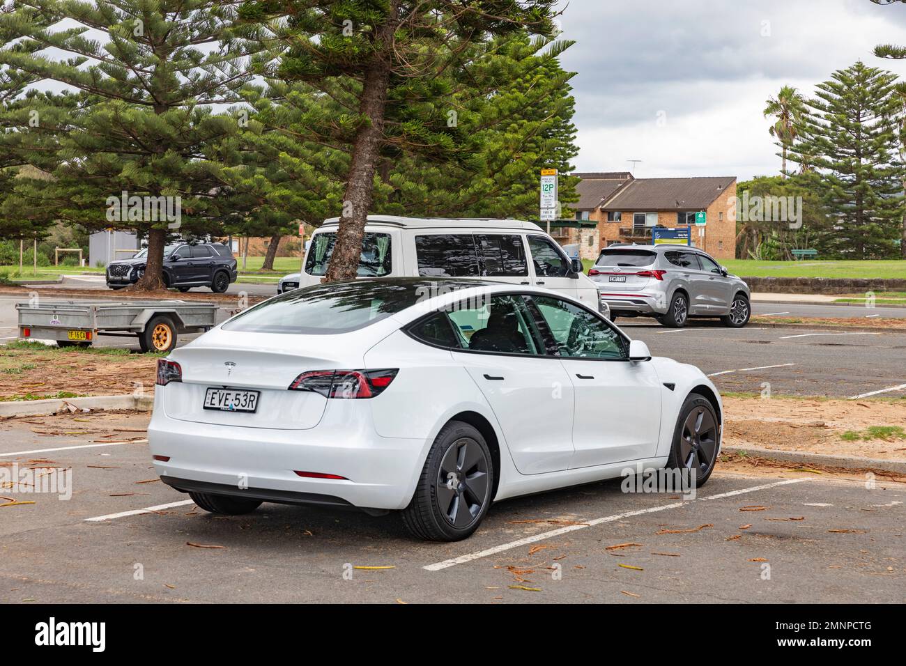 2022 Tesla modèle 3 voiture électrique en blanc garée dans un parc de la plage de Sydney, Nouvelle-Galles du Sud, Australie Banque D'Images