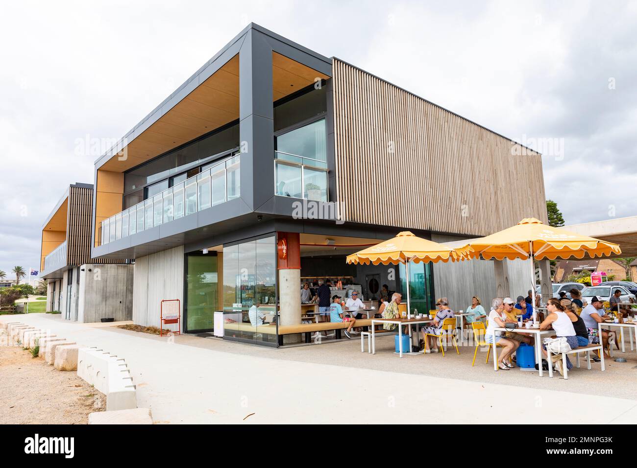 Mona Vale Surf Club bâtiment et café-restaurant adjacent avec des retraités et des personnes âgées qui apprécient les boissons et la nourriture, Sydney, Nouvelle-Galles du Sud, Australie Banque D'Images