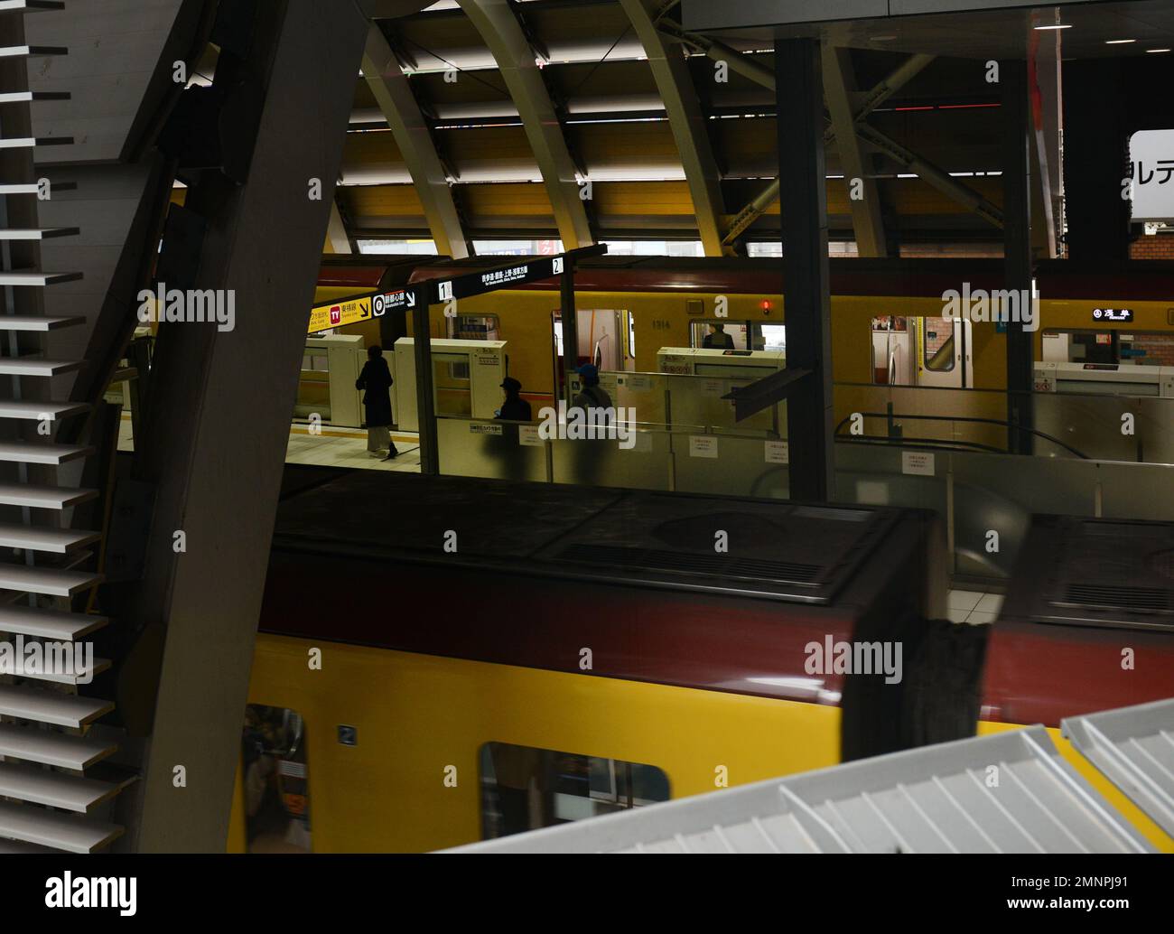 Le métro de Tokyo dessert la gare de Shibuya à Tokyo, au Japon. Banque D'Images