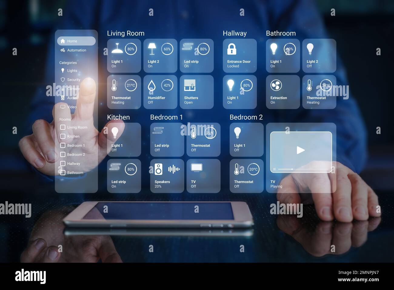 Personne utilisant l'interface du tableau de bord Smart Home pour contrôler les appareils connectés et configurer les automatismes. Écran virtuel futuriste HUD au-dessus de la tablette numérique co Banque D'Images