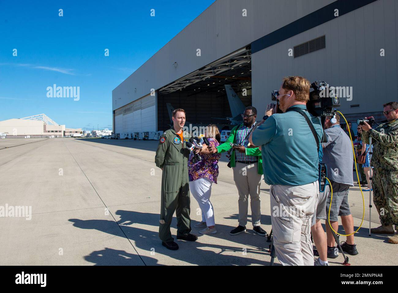 221004-N-CR843-0215 STATION NAVALE DE JACKSONVILLE, FLORIDE (OCT 4, 2022) Cmdr. James Reeves, chef de la direction de l'escadron de patrouille (VP) 8, parle aux journalistes alors que le vice-président 8 revient à la base aérienne navale de Jacksonville, en Floride, le 4 octobre 2022. Le VP-8 revient d'un déploiement de six mois dans la zone d'opérations de la flotte américaine 7th à l'appui des objectifs du commandant de la Force opérationnelle 72 et de l'U.S du Commandement Indo-Pacifique dans toute la région. Banque D'Images