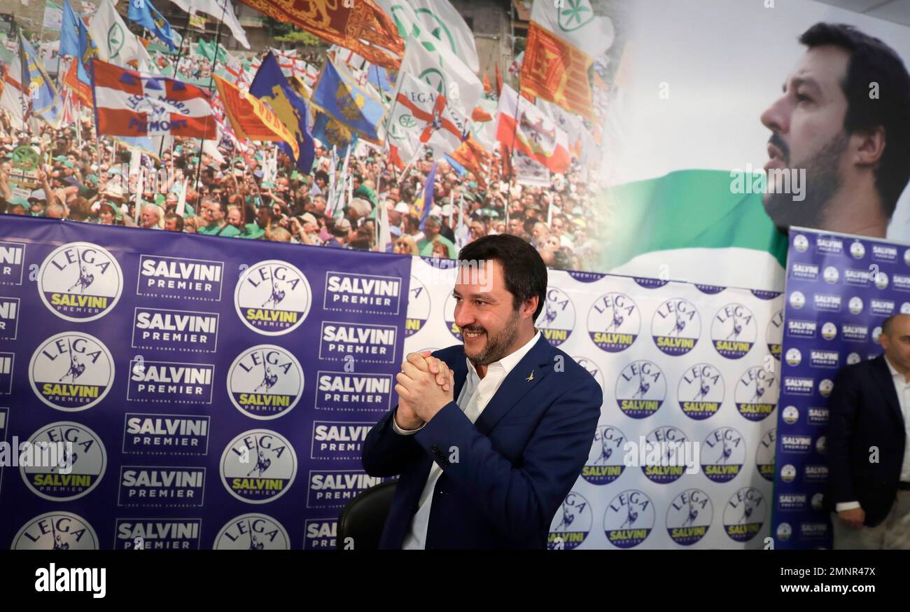 Right-wing, anti-immigrant and euroskeptic League's Matteo Salvini smiles at the end of a press conference on the preliminary election results, in Milan, Monday, March 5, 2018. The League jumped from 4 percent of the vote five years ago to nearly 18 percent in Sunday's vote, ahead of Forza Italia, which had nearly 14 percent. (AP Photo/Luca Bruno) Banque D'Images