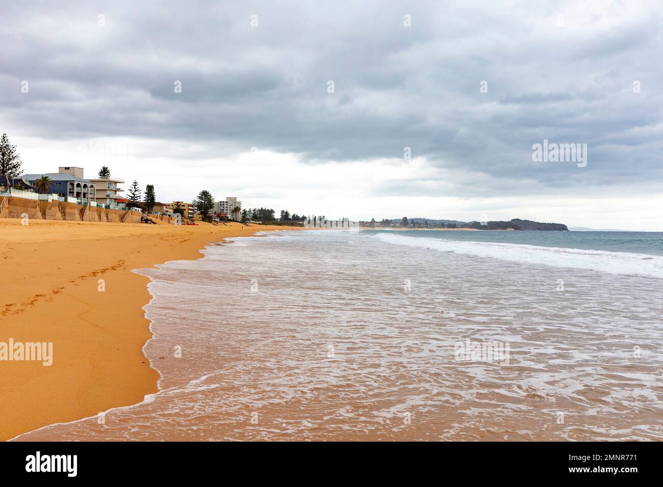 Collaroy Beach sur la côte est de Sydney à l'été 2023, en direction du nord vers la plage de Narrabea, Sydney, Nouvelle-Galles du Sud, Australie ciel nuageux d'été Banque D'Images