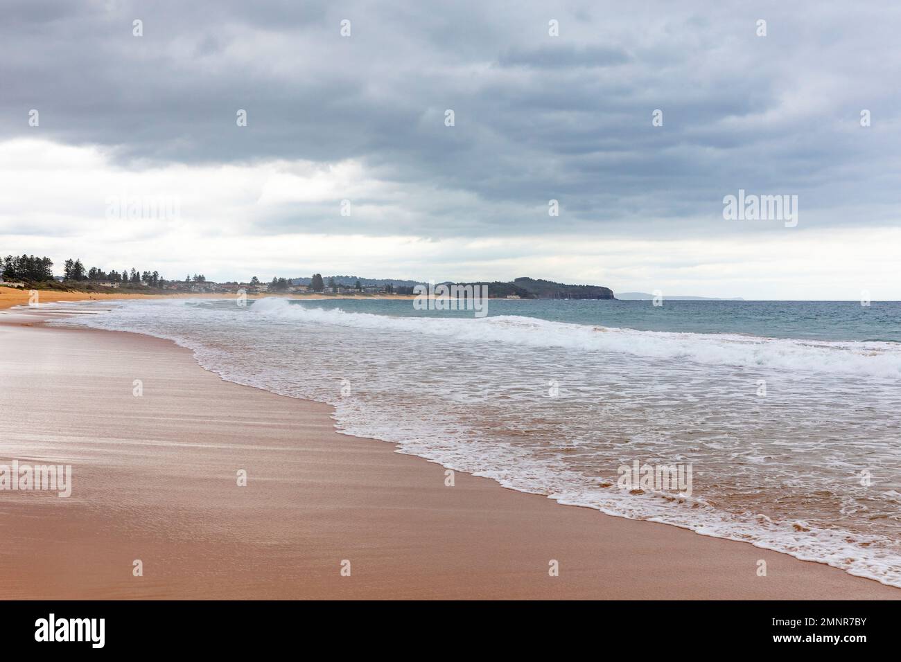 Collaroy Beach sur la côte est de Sydney à l'été 2023, en direction du nord vers la plage de Narrabea, Sydney, Nouvelle-Galles du Sud, Australie ciel nuageux d'été Banque D'Images