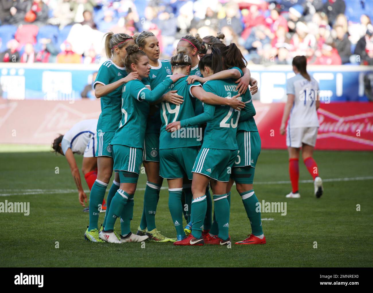 The Germany team celebrates after scoring a goal during the first half of a SheBelieves Cup women's soccer match against England, Sunday, March 4, 2018, in Harrison, N.J. The match ended in a 2-2 draw. (AP Photo/Steve Luciano) Banque D'Images