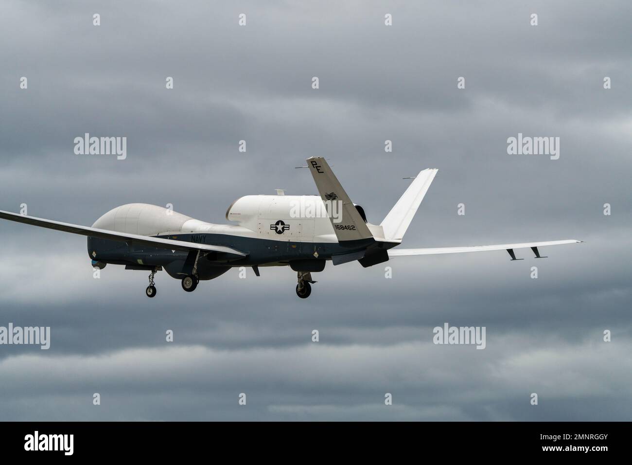 Un Triton MQ-4C de la marine américaine avec l'escadron de patrouille sans pilote 19 (VUP-19) quitte la station aérienne Marine Corp Iwakuni, au Japon, le 5 octobre 2022. En raison de sa situation géographique et de sa co-localisation du terrain d'aviation et du port, le MCAS Iwakuni est le seul à offrir une intégration navale avancée à l'appui de la sécurité régionale. Banque D'Images