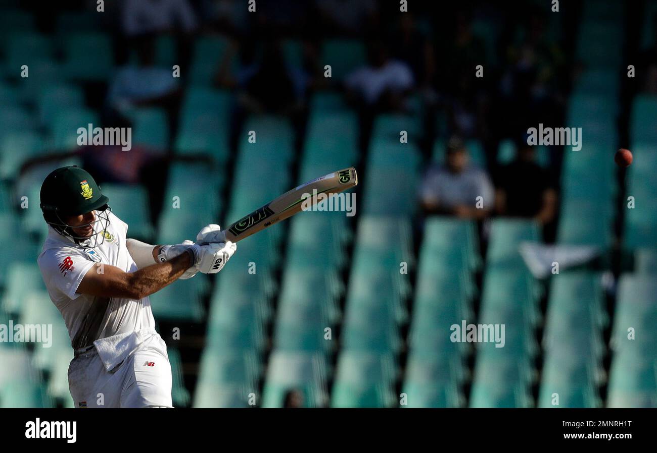 South Africa's batsman Aiden Markram plays a bouncer from Australia's bowler Pat Cummins, on day four of the first cricket test match between South Africa and Australia at Kingsmead stadium in Durban, South Africa, Sunday, March 4, 2018. (AP Photo/Themba Hadebe) Banque D'Images