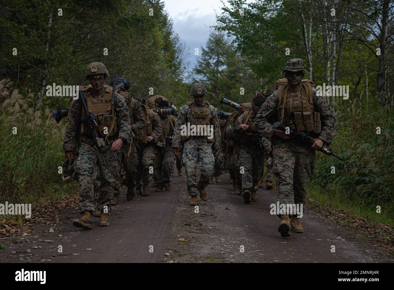 Marines des États-Unis avec 3D Bataillon, 3D Marines, 3D Marine Division randonnée jusqu'à une portée de lance-roquettes M136 AT4 pendant Resolute Dragon 22 à la zone de manœuvre de Shikaribetsu, Hokkaido, Japon, 5 octobre 2022. Resolute Dragon 22 est un exercice bilatéral annuel conçu pour renforcer les capacités défensives de l'Alliance États-Unis-Japon en exerçant un commandement et un contrôle intégrés, le ciblage, les armes combinées et la manœuvre sur plusieurs domaines. Banque D'Images