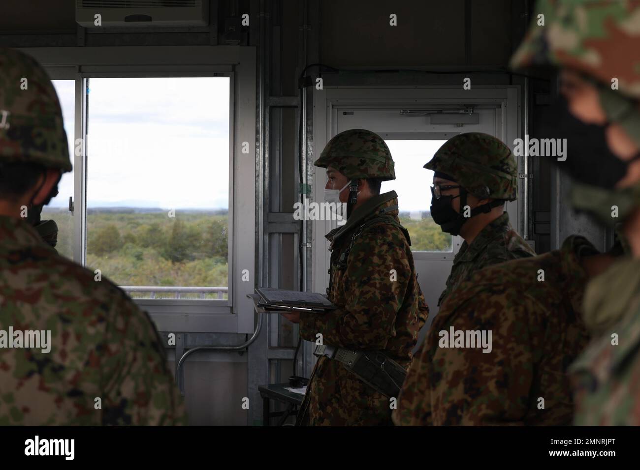 Les membres de la Force d'autodéfense du Japon coordonnent les opérations aériennes durant le Resolute Dragon 22 dans la zone de manœuvre de Yusubetsu, Hokkaido (Japon), le 6 octobre 2022. Resolute Dragon 22 est un exercice bilatéral annuel conçu pour renforcer les capacités défensives de l'Alliance États-Unis-Japon en exerçant un commandement et un contrôle intégrés, le ciblage, les armes combinées et la manœuvre sur plusieurs domaines. Banque D'Images
