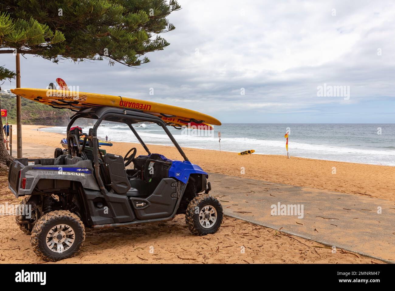 Sauvetage surf Yamaha fait surf buggy 4x4 plage avec planches de surf montées sur le toit, Newport Beach, Sydney, NSW, Australie Banque D'Images