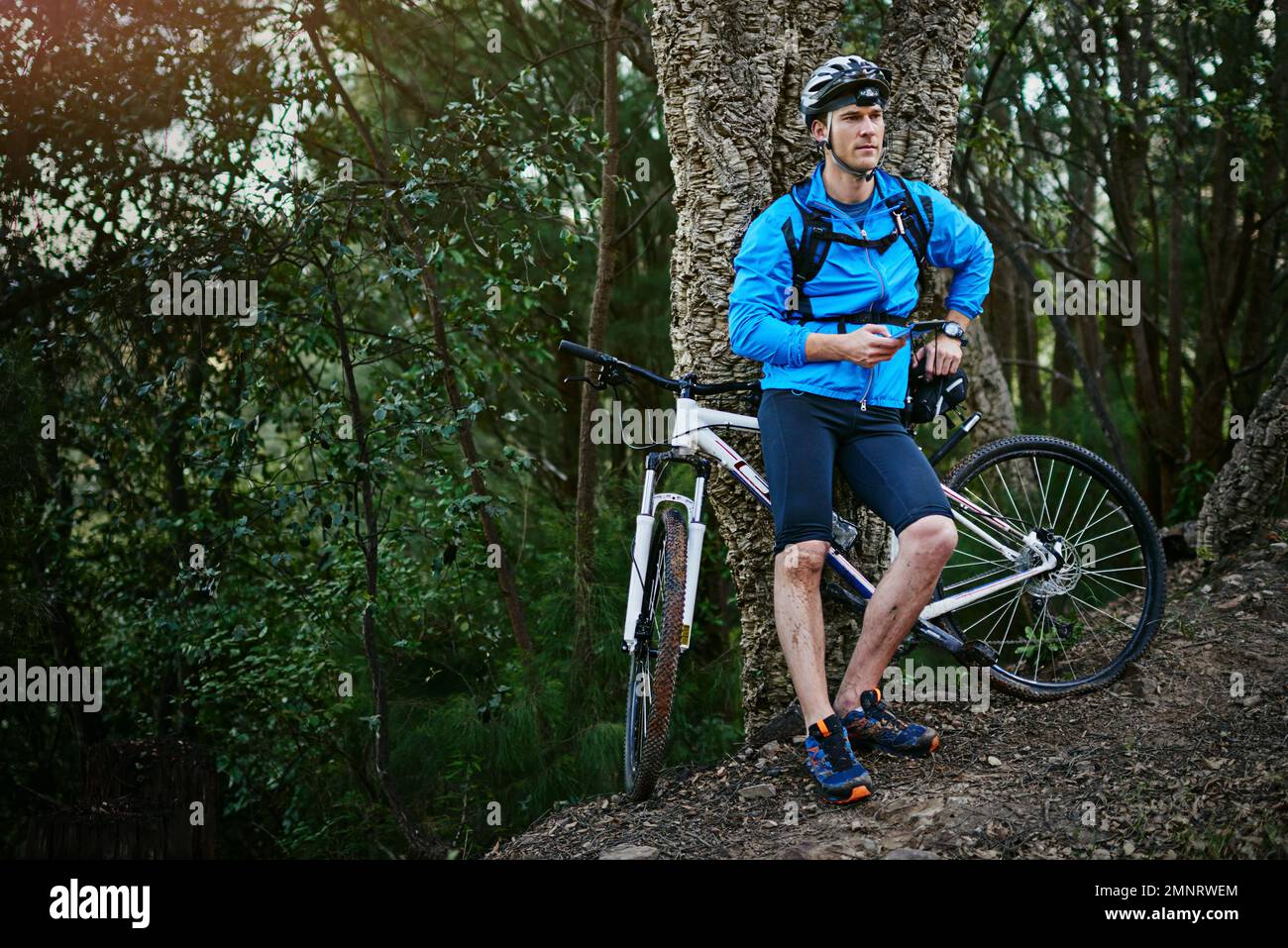HES a atteint la moitié du repère. un cycliste pour un tour sur son vélo de montagne. Banque D'Images