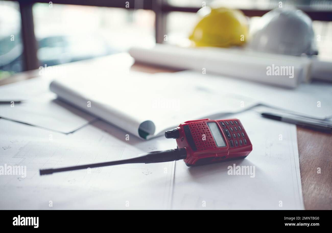 Communications radio, plans et casque de sécurité pour les ingénieurs. Banque D'Images