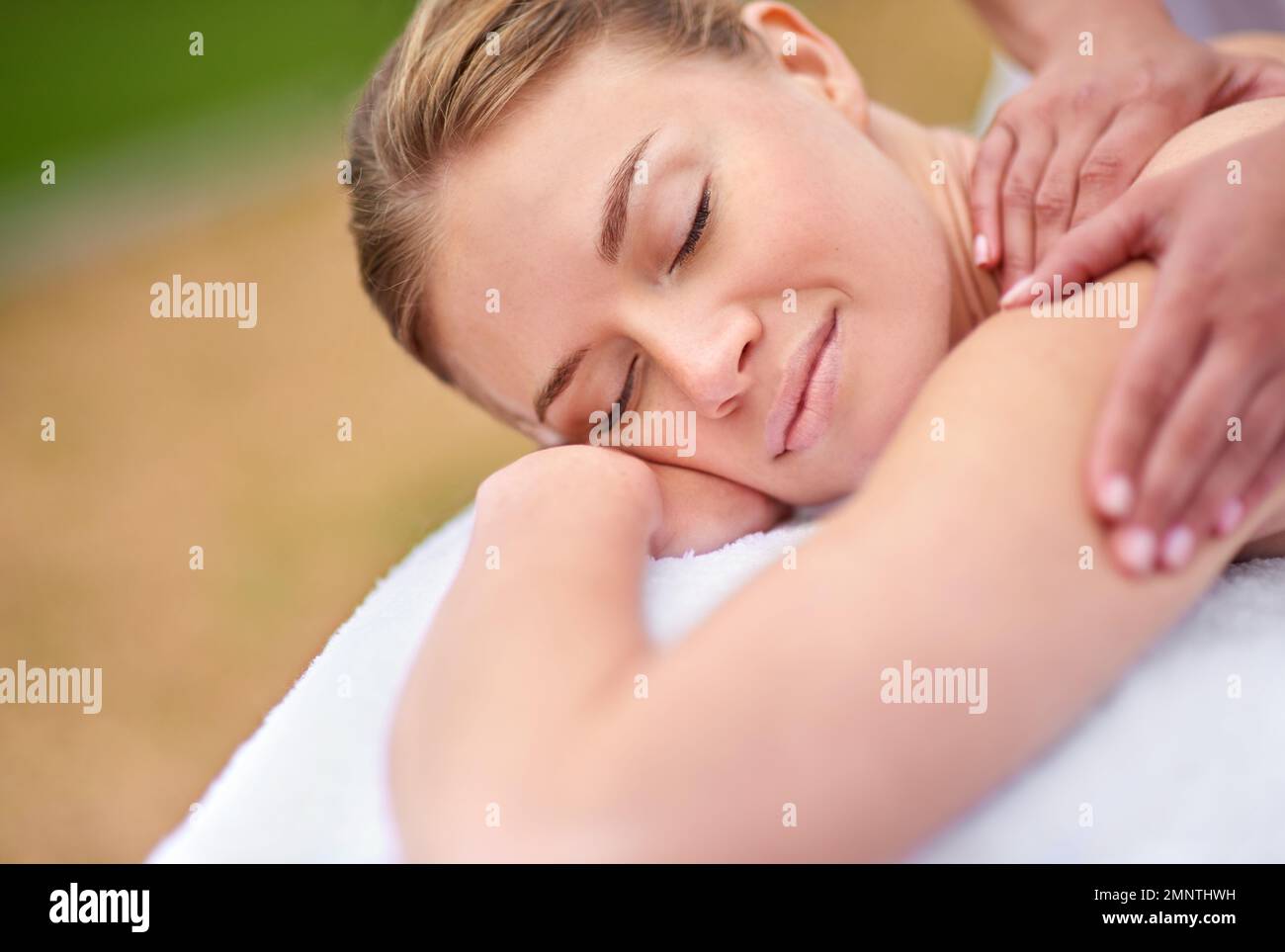 Profitez d'une journée de détente. une jeune femme enjyoing un massage au spa de jour. Banque D'Images