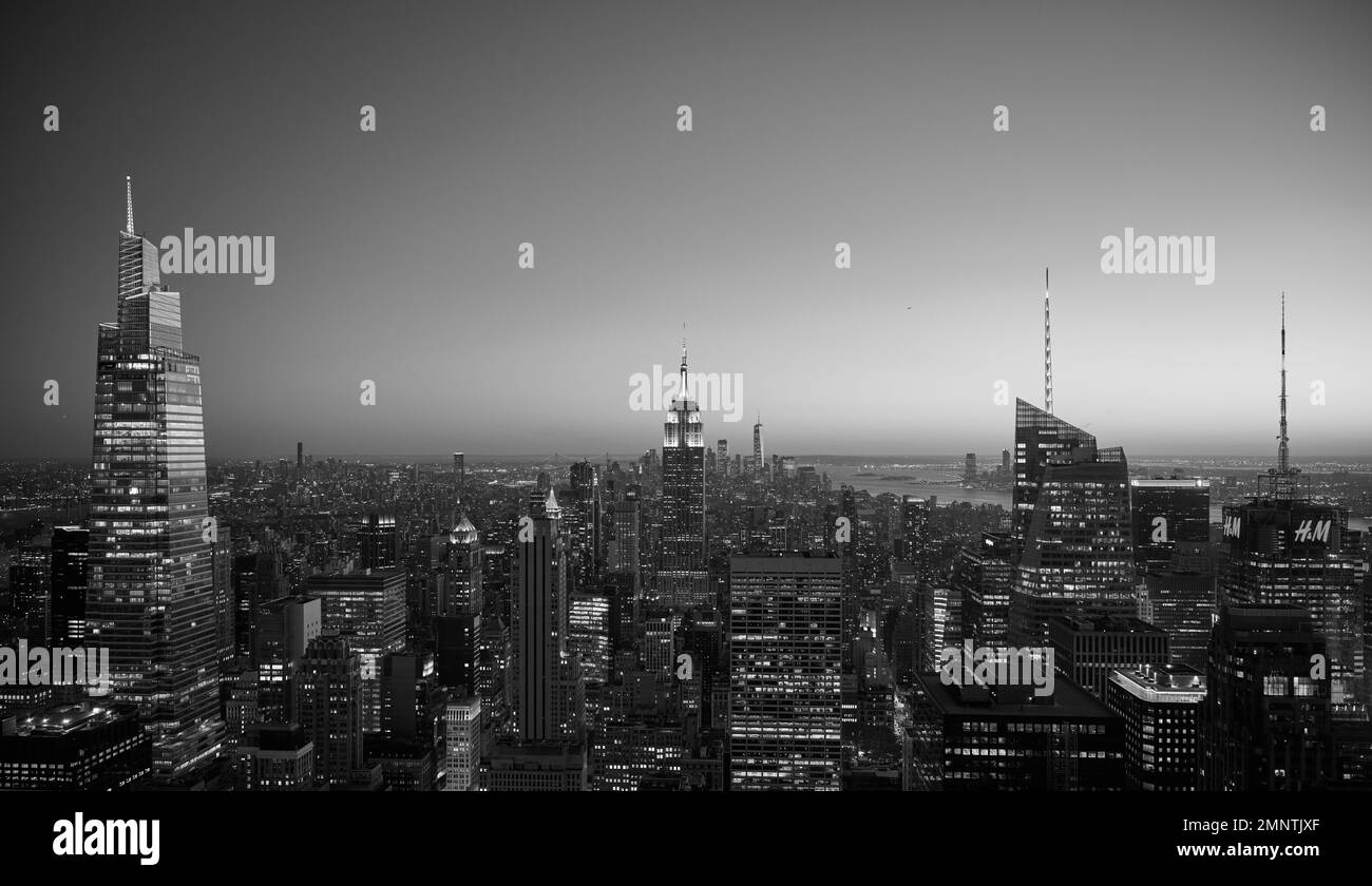 Vue vers le sud depuis le sommet du Rockefeller Center, sur Manhattan, avec l'Empire State Building au centre de la scène en noir et blanc. Banque D'Images